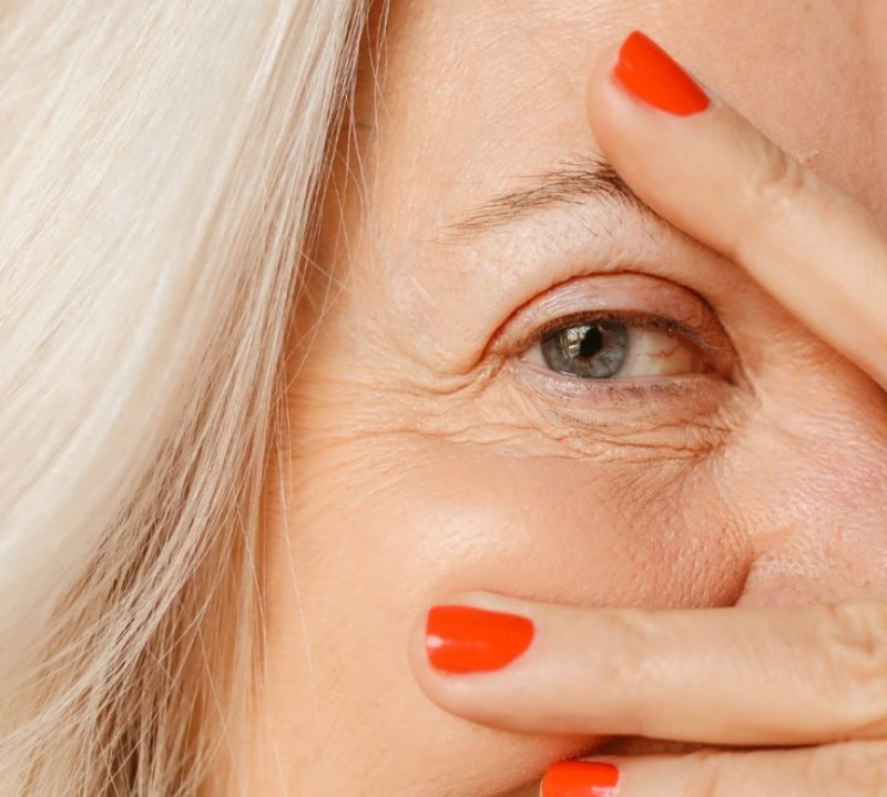 Préservez la jeunesse du contour des yeux avec des soins naturels