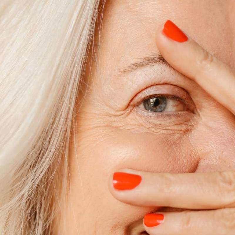 Préservez la jeunesse du contour des yeux avec des soins naturels