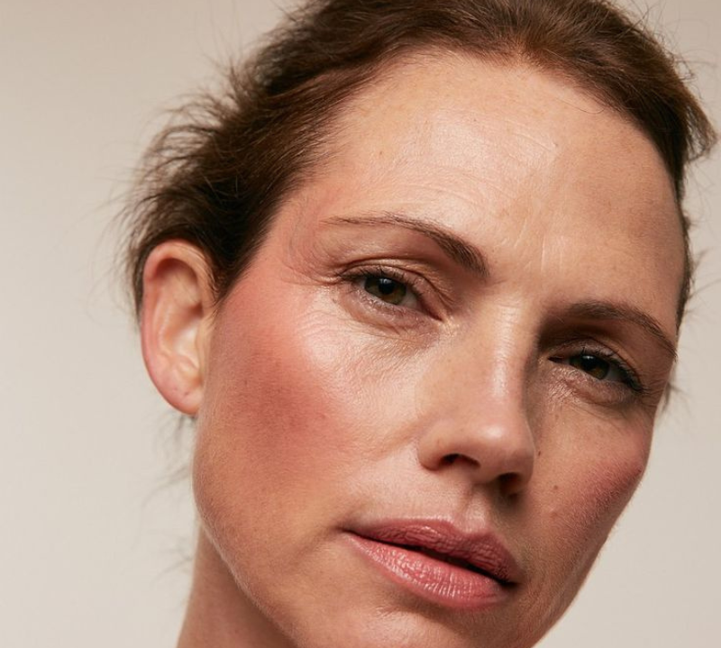 Sublimées par l'effet de l'huile de figue de barbarie. Son visage rayonne de douceur et de sérénité, mettant en avant une peau nourrie et revitalisée grâce à ce soin anti-âge naturel et puissant.