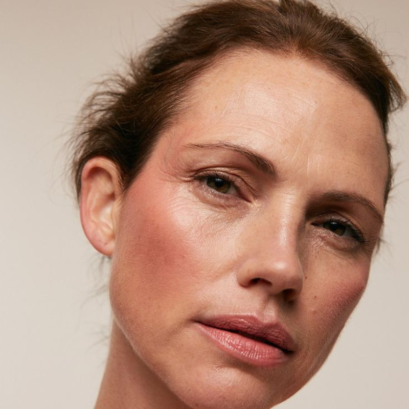 Sublimées par l'effet de l'huile de figue de barbarie. Son visage rayonne de douceur et de sérénité, mettant en avant une peau nourrie et revitalisée grâce à ce soin anti-âge naturel et puissant.