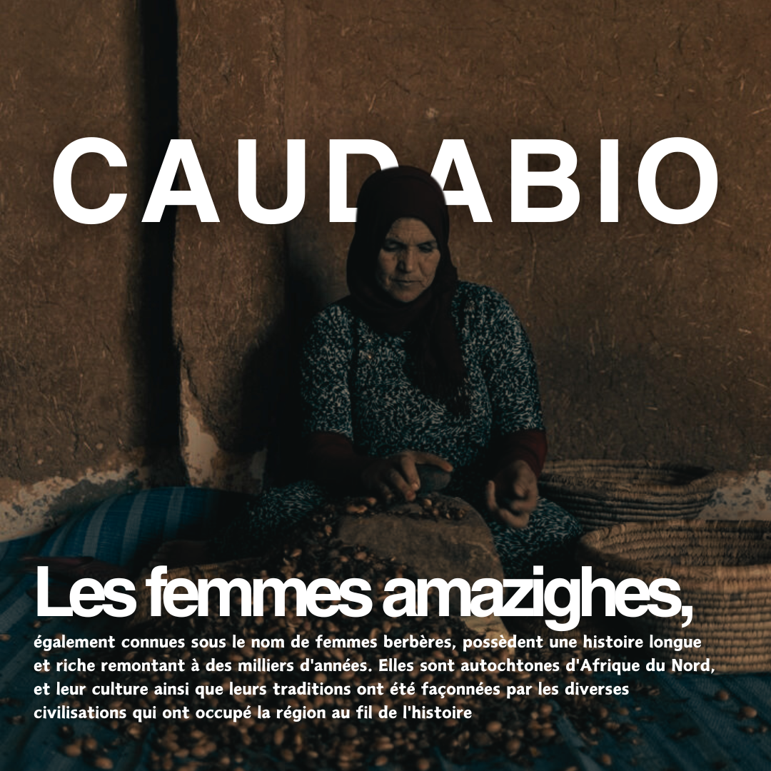 Grand-mère amazighe tenant fièrement des figues de barbarie, symbolisant la tradition et le savoir-faire ancestral de Caudabio