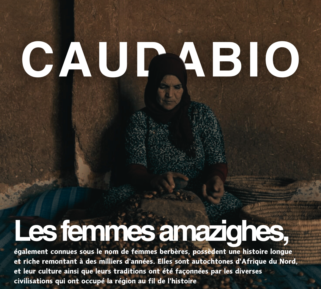 Grand-mère amazighe tenant fièrement des figues de barbarie, symbolisant la tradition et le savoir-faire ancestral de Caudabio