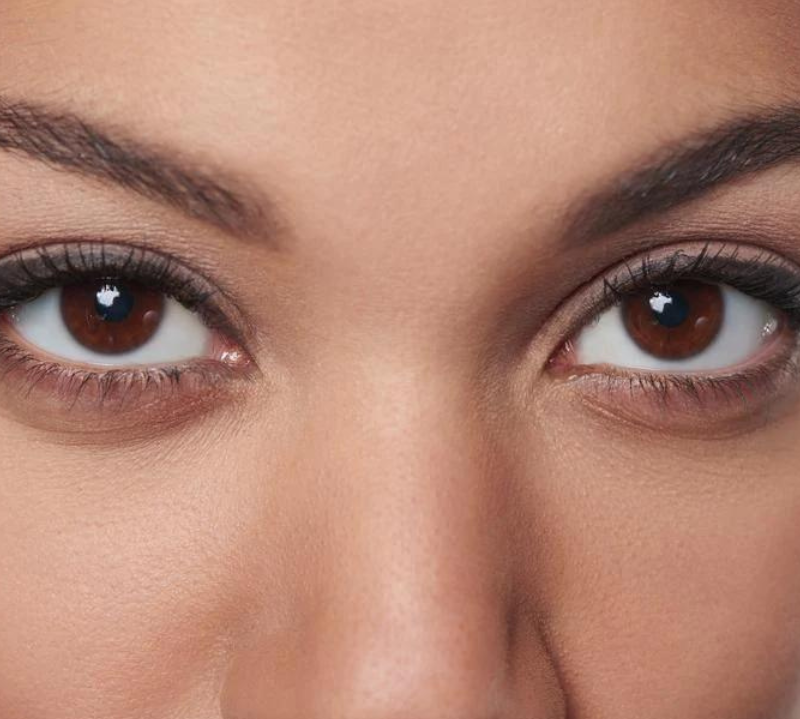8 Façons de Prendre Soin de la Peau Fine Sous Vos Yeux