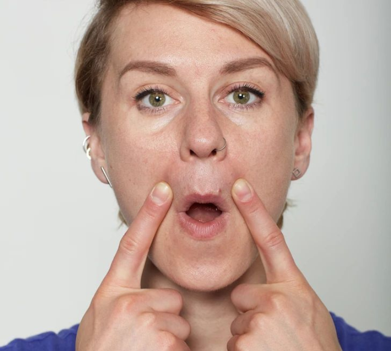 Le yoga facial : une gymnastique pour votre visage contre les sillons nasogéniens