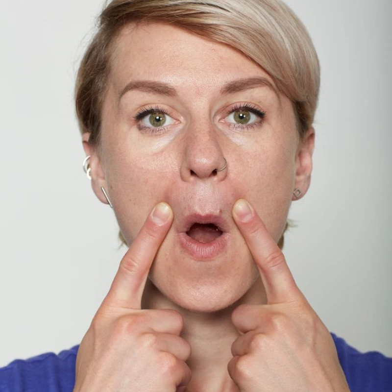Le yoga facial : une gymnastique pour votre visage contre les sillons nasogéniens